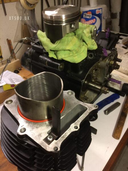 XT500 engine rebuild, new Athena piston